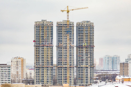 大城市高层住宅建设。 冬季阴天。 城市景观。