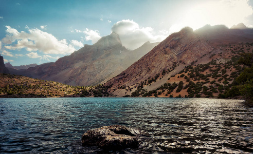 阿劳丁湖在范恩山脉拍摄于塔吉克斯坦，2018年8月拍摄于HDR。