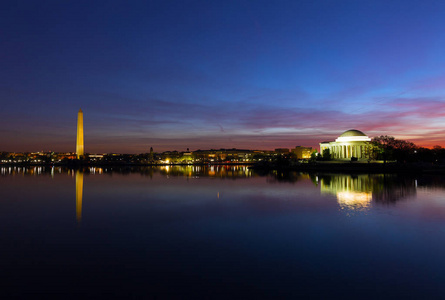 华盛顿特区全景围绕潮汐盆地在黎明时樱花在春天。 城市天际线与托马斯杰斐逊纪念和华盛顿纪念碑在美国首都。