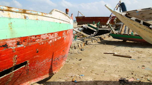 在非洲港口苏丹，旧船在哈博