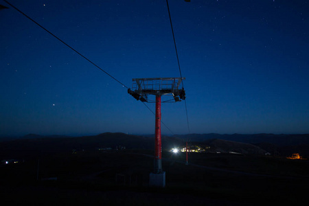 布勒山滑雪缆车和夜间设备