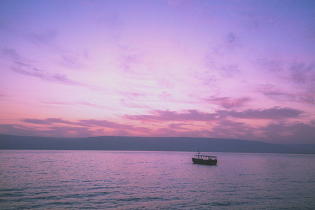 黎明在加利利的海面上。 早晨美丽的加利利海。 日出前的时间