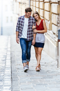 浪漫的年轻夫妇在城里散步。 关系概念。