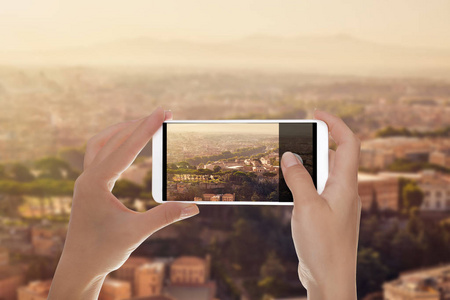 一个男人正在用手机拍一张罗马全景照片
