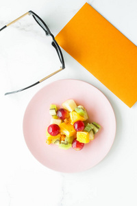 多汁水果沙拉早餐大理石，平躺节食和健康的生活方式的概念