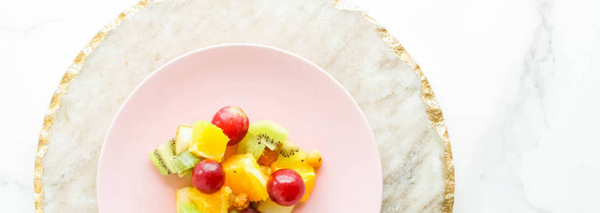 多汁水果沙拉早餐大理石，平躺节食和健康的生活方式的概念