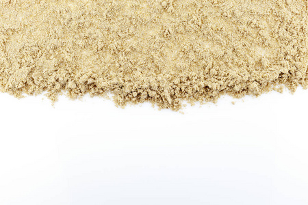 白色背景上分离的白沙用于夏季设计和自然夏季季节背景。