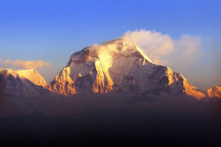 图拉吉里山全景，从普恩山的角度，尼泊尔喜马拉雅山