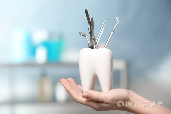 牙科医生,牙形支架,充满专业工具,在诊所特写
