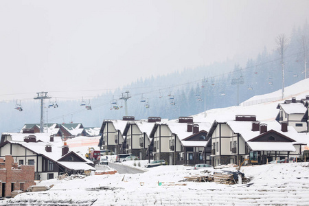 雪天有许多农舍的滑雪胜地的美丽景色。 寒假
