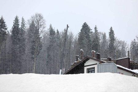 雪山上舒适的小屋。 寒假