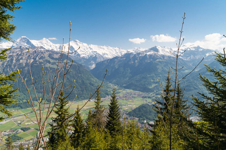 壮观的山景和徒步旅行小径在瑞士阿尔卑斯山的景观更硬的库尔姆瑞士