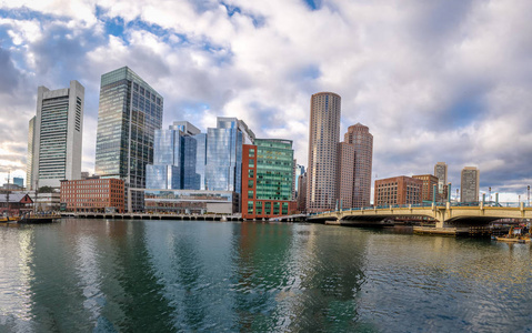波士顿海港和金融区天际线波士顿马萨诸塞州