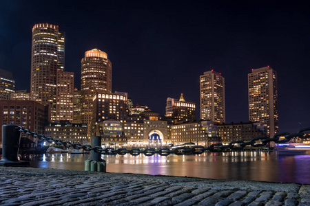 波士顿港和金融区的天际线
