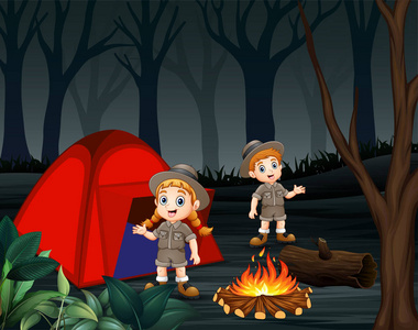两个动物园管理员在黑暗的森林里露营的卡通
