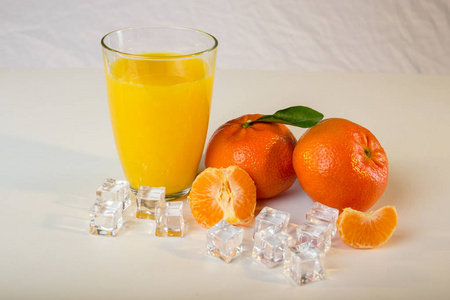 一杯橙汁和橙子分离在白色上