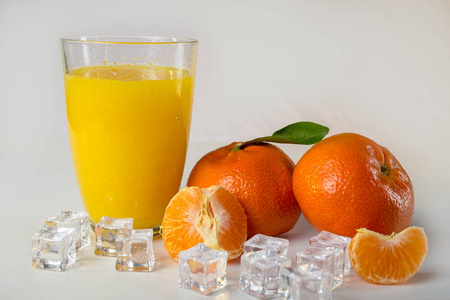 一杯橙汁和橙子分离在白色上