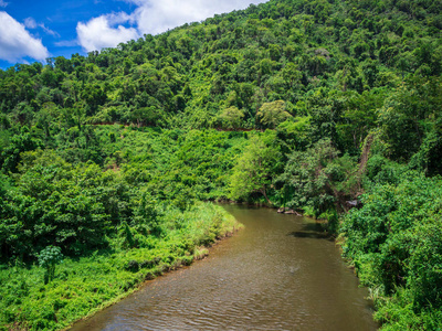 山的美丽自然风光和Phetchaburi河在KaengKrachan国家公园是泰国最大的国家公园。 热带雨林。