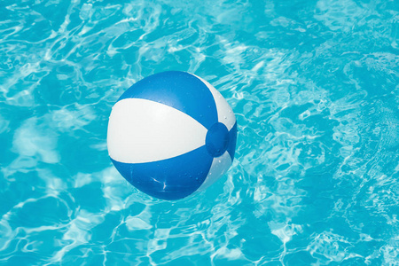 可充气彩球漂浮在游泳池里