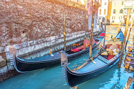 运河与贡多拉斯在码头威尼斯意大利。 威尼斯的建筑和地标