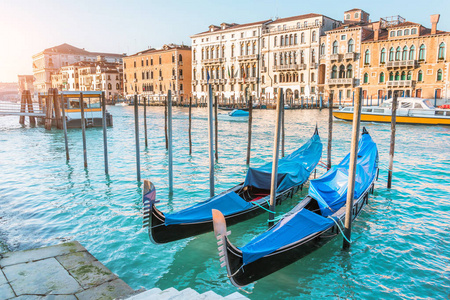 威尼斯与贡多拉斯在大运河和典型的城市房屋。