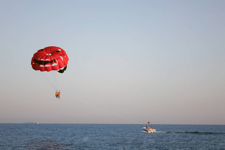 降落伞在公海拉扯汽艇, 降落伞在高, 降落伞