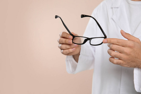 男眼科医生，配光底眼镜，特写。文本空间