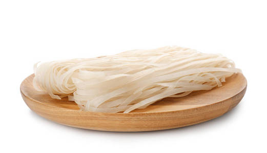 白色背景的生米面木盘