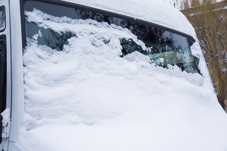 在冬天, 冷冻小巴的挡风玻璃上覆盖着冰雪