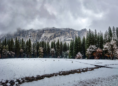 美国加州约塞米蒂国家公园冬季约塞米蒂山谷岩层