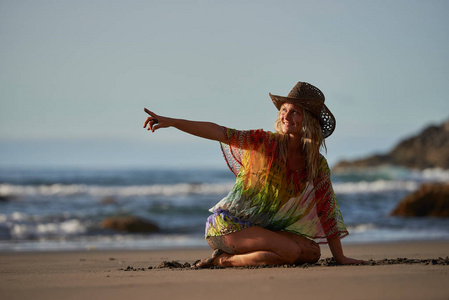 年轻女子在夏日的沙滩上放松