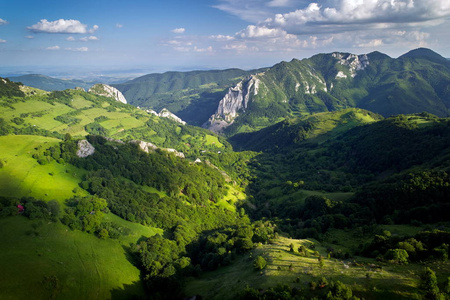 美丽的山区景观，弗赖亚绿色植被，杜梅蒂阿尔巴县，罗马尼亚鸟瞰。