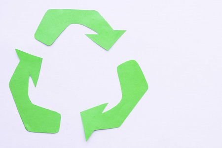 环保生态与循环概念回收标志记事本及白色背景特写