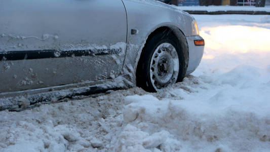 乘用车停在雪路上