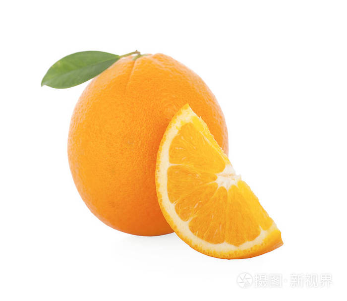 白色背景下分离的新鲜橙子和叶子