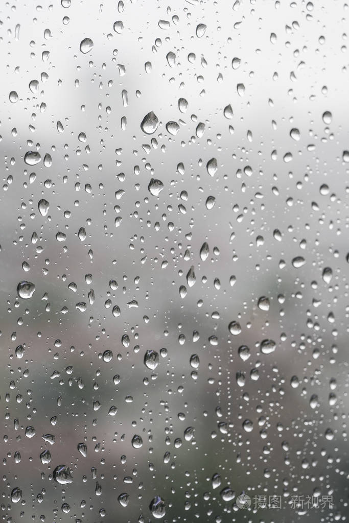雨天窗玻璃上有雨滴的背景