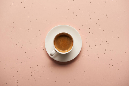 粉红色背景下白色杯子热咖啡的顶部视图