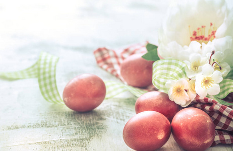 复活节背景与红色鸡蛋与鲜花明亮的内部概念复活节假期