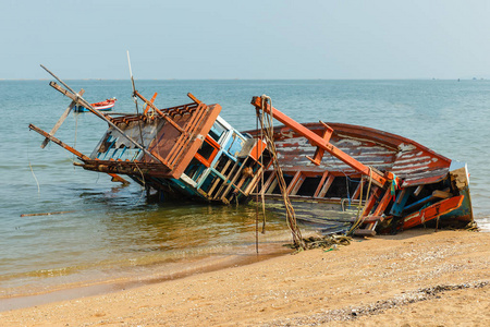 一艘破碎的渔船躺在岸边沉船附近。