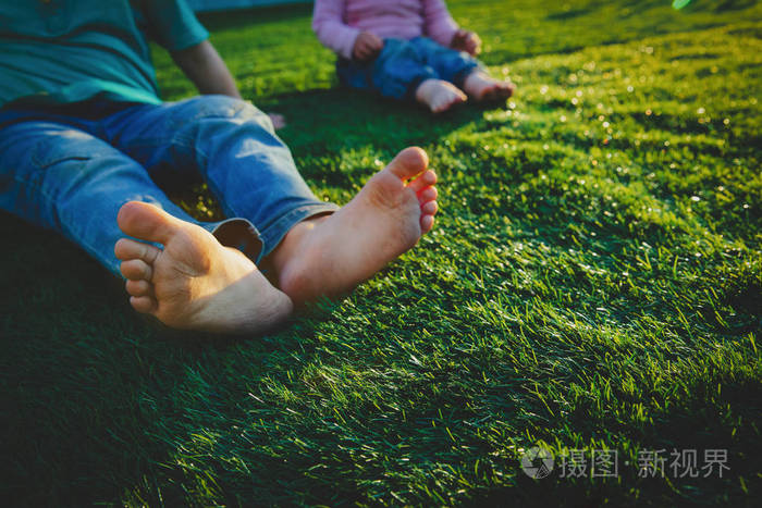 孩子们赤脚在草地上玩耍日落自然