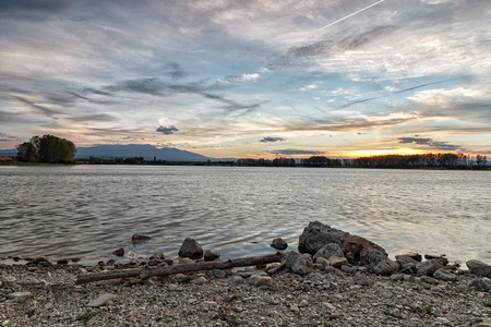 日落时湖中的风景