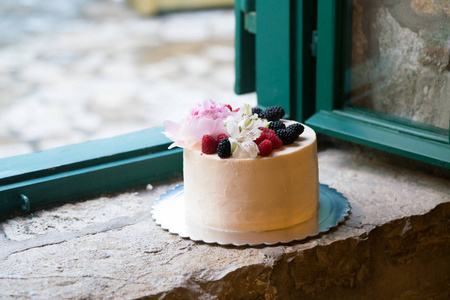 自制婚礼蛋糕用鲜花和水果装饰