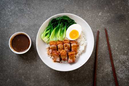 酥脆的猪肉肚，上面的米饭，亚洲食品风格