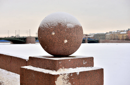 花岗岩球箭在瓦西里耶夫斯基岛在圣彼得堡冬季云日俄罗斯。