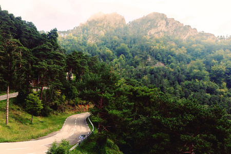 美丽的风景在比利牛斯山脉与蜿蜒的道路。