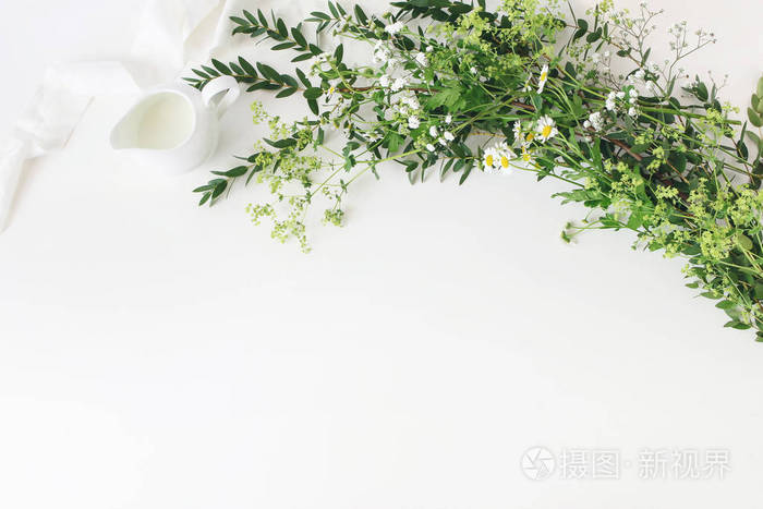 丝带, 野生草甸花和牛奶投手在白色桌子背景