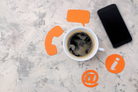 客户支持服务。 与我们联系以获得反馈。 桌面上有一杯咖啡和一部智能手机和各种反馈图标。