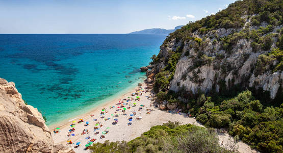 意大利撒丁岛美丽的沙滩卡拉富利的顶部景色和清澈的海水