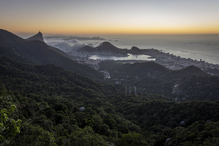 美丽的风景，有热带雨林的城市和山脉，日出时，从巴西里约热内卢的小花丛达蒂朱卡Tijuca森林中看到。