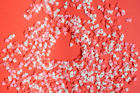 在红色背景上复制空间，有很多红色的小心脏和一个大姜饼红色心脏在右边，白糖按钮在它的红色覆盖。